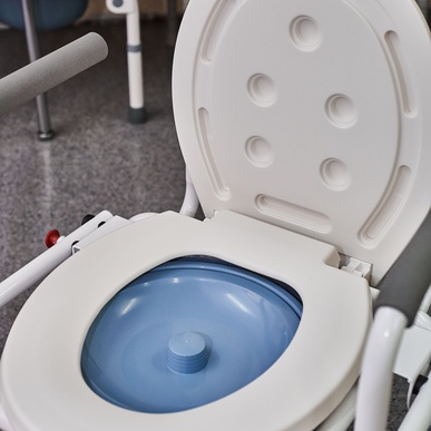 Кресло-туалет с опускающимися подлокотниками напрокат