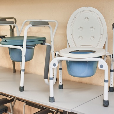 Кресло-туалет с опускающимися подлокотниками