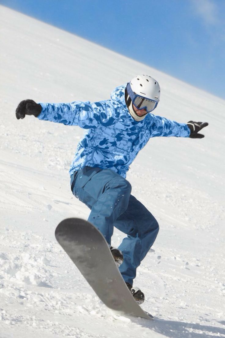 Парень на сноуборде